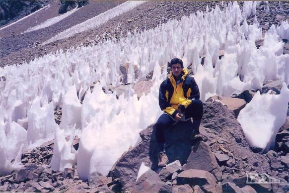 Rumo ao Pico do Bonete, atravessando os gelos penitentes, nossa primeira caminhada de aclimatação na regiaõ de Plaza de Mulas, aos pés do Aconcágua, oeste da Argentina (temporada de 1998/99)